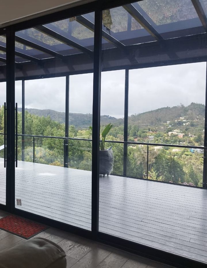 Puerta-ventana corrediza de gran formato con vista a la montaña
