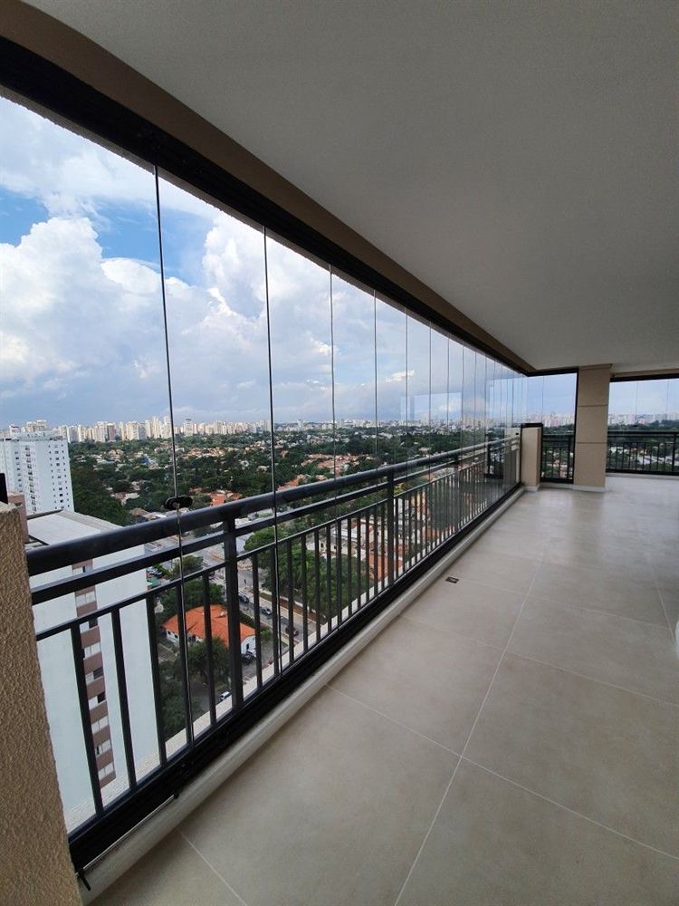 Terraza con baranda y cerramiento en vidrio con vista a la ciudad