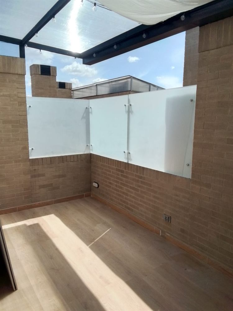 Cortavientos de vidrio esmerilado en una terraza
