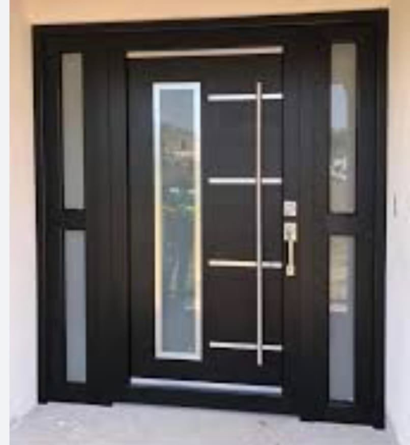 Puerta principal de aluminio negro con franja de vidrio y manija vertical