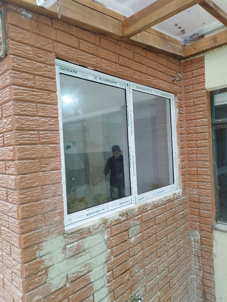 Ventana de aluminio instalada en un muro de ladrillo